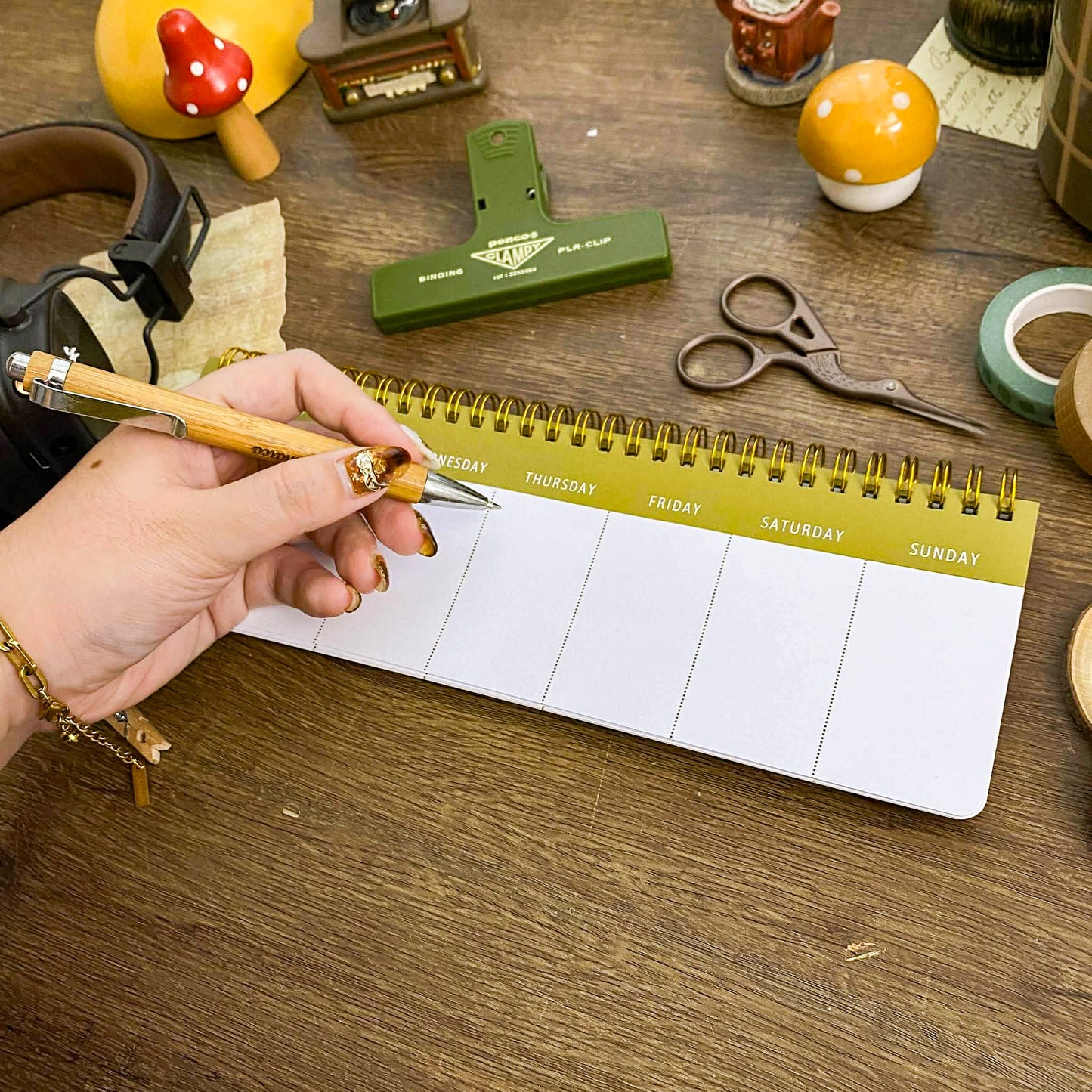 Flower Bed Desk Weekly Schedule Book, Cozy Desk Weekly Schedule Book DW001